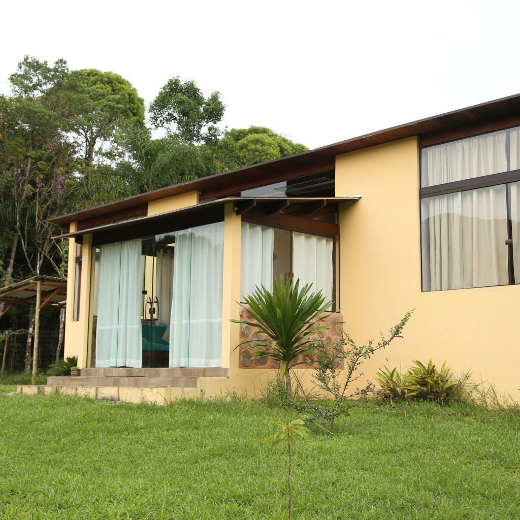 vivaovale-fachada-Casa-Uruçu-Jardim-Mirim-Cananéia-SP-conforto-e-aconchego-para-toda-a-família-em-meio-a-natureza