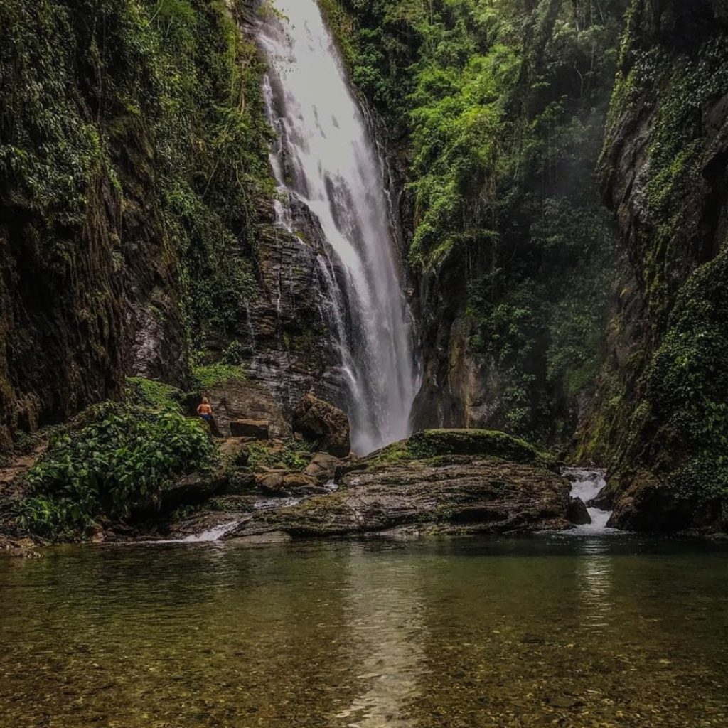 vivaovale-Cachoeira-Queda-do-Meu-Deus-Eldorado-SP-um-paraiso-ideal-para-um-mergulho-para-toda-família-crédito-cavevale